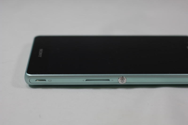 右側面中央に特徴的な電源ボタン