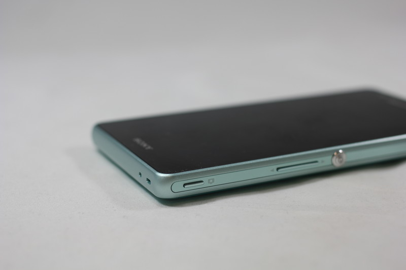 右側面下方にシャッターボタン