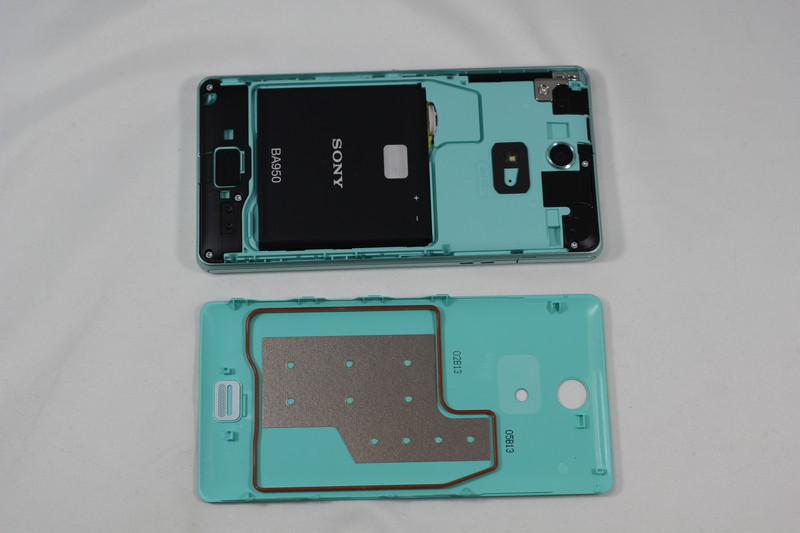 裏蓋を外したところ。電池容量は2300mAh