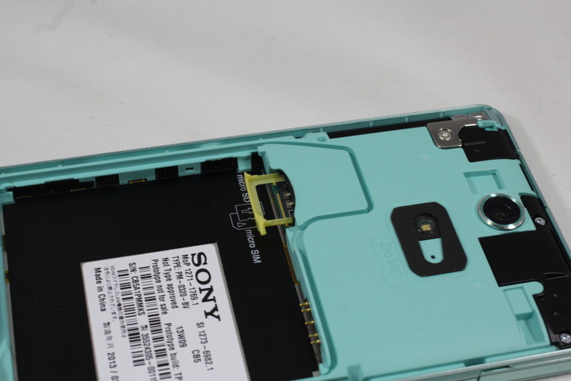 SIMカードはminiUIMでトレー式。microSDはプッシュ式