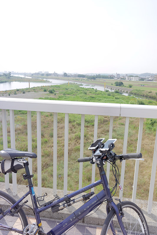 休日にはサイクリストや野球少年らであふれる多摩川も、平日の朝は静かなもの