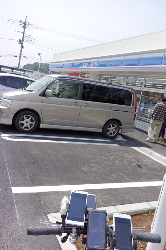 コンビニで再び休息しつつ電池チェック