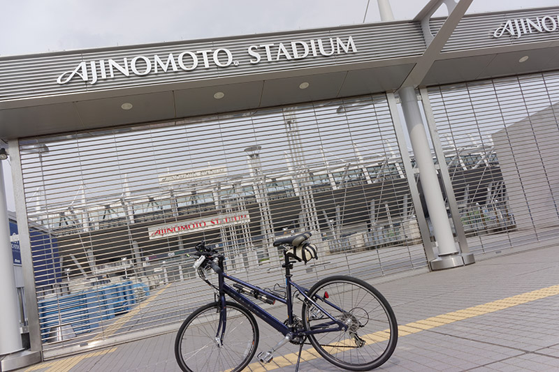 味の素スタジアムに到着したのは15時過ぎ。膝とお尻、日焼けした顔や腕が痛い