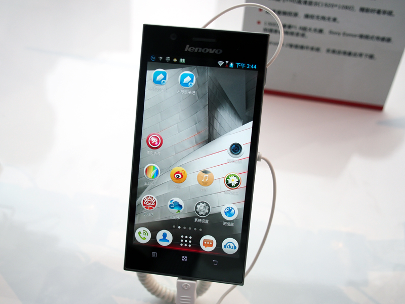 インテルのチップセットを搭載したレノボの「K900」。金属のボディを採用する