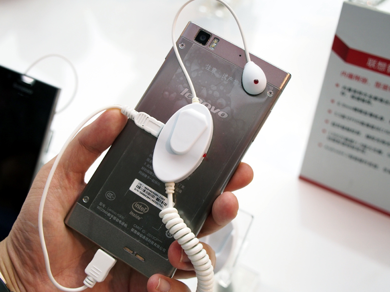 インテルのチップセットを搭載したレノボの「K900」。金属のボディを採用する