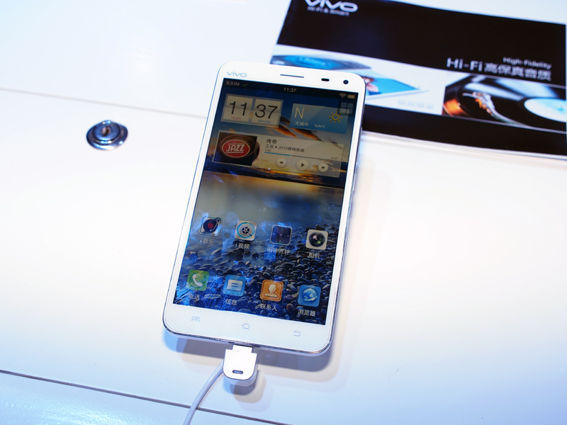 大画面、薄型、高音質の3拍子備えたフラグシップスマートフォン。中国を初めとするアジア圏では、このような大画面端末が人気だ