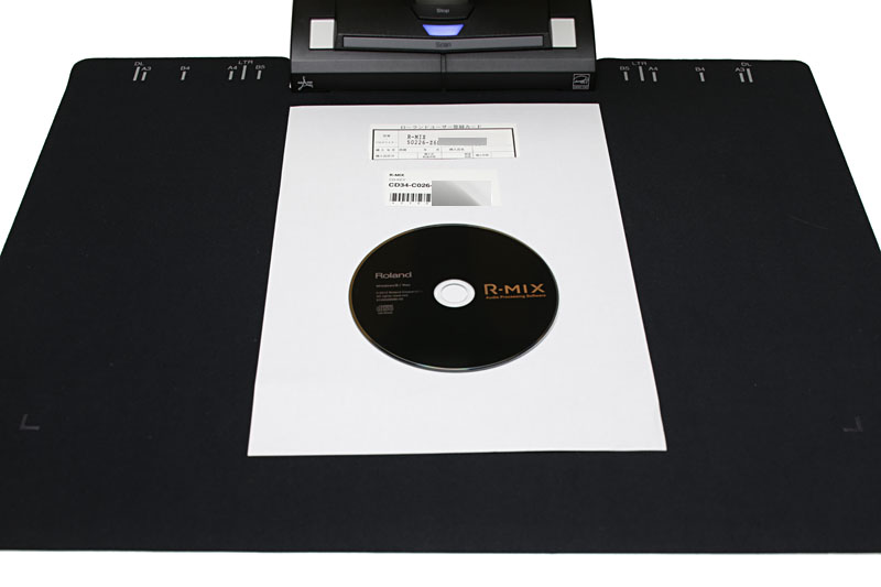 ソフトウェアDVD/CDなどとシリアルナンバーやCDキーなどをまとめてスキャンした例。シリアルナンバーなどは、完全ではないもののOCRによりテキスト化されるので、PCへのシリアルナンバー入力が少しラクになる