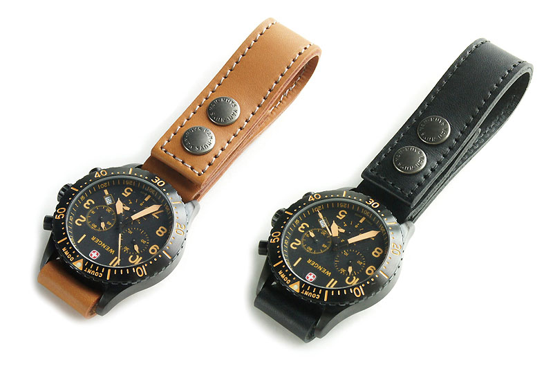 これはType-B。幅約50mmまでのベルトに吊して使える。もちろん吊す場所は自由。取っ掛かりがあればバッグにでもどこにでも腕時計を吊して使えるようになる。