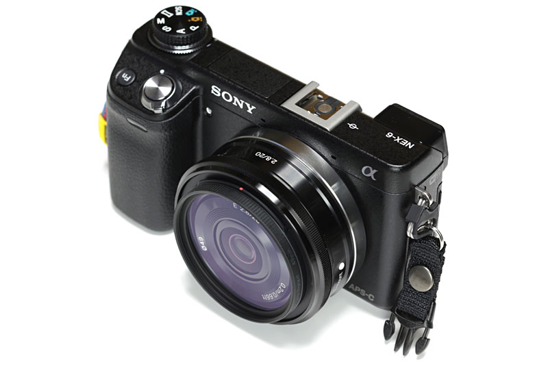 ソニーのミラーレス一眼「NEX-6」。2012年11月16日に発売されたカメラで、2013年7月現在の実勢価格は、ボディ単体が6万6000円前後だ。