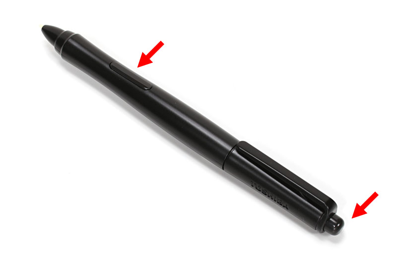 付属のデジタルペン。1024段階の筆圧を検知するセンサーを内蔵し、筆圧を再現した線を書ける。ペン先の反対側は消しゴム機能を持つボタンがあり、ペン横側のボタンは使う筆記具の切り替えボタンとして使える。質量は12g（実測値）