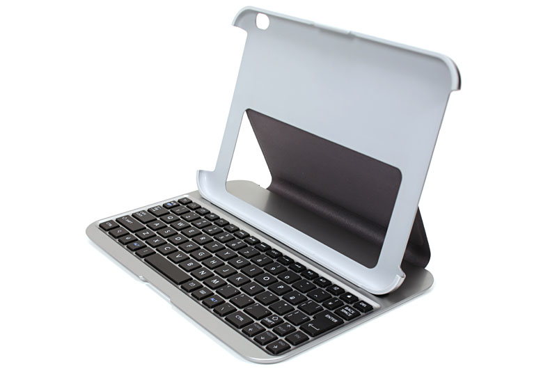 付属のBluetoothキーボード。AT703をセットすればノートPCのようなスタイルで使える。キー配列は記号類が日本語配列キーボードに近いもので、キーピッチはフルサイズキーボードに近い余裕がある