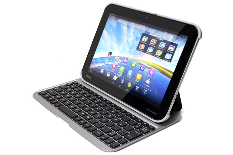 付属のBluetoothキーボード。AT703をセットすればノートPCのようなスタイルで使える。キー配列は記号類が日本語配列キーボードに近いもので、キーピッチはフルサイズキーボードに近い余裕がある