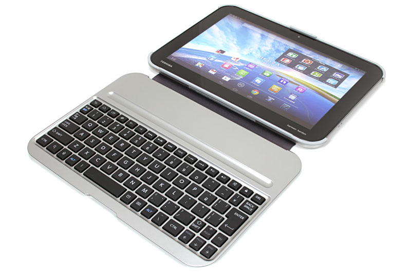 携帯時はAT703のハードカバーとして機能する。キーボード左上にMicro USBポート（充電用）、電源スイッチ、Bluetoothボタンがある