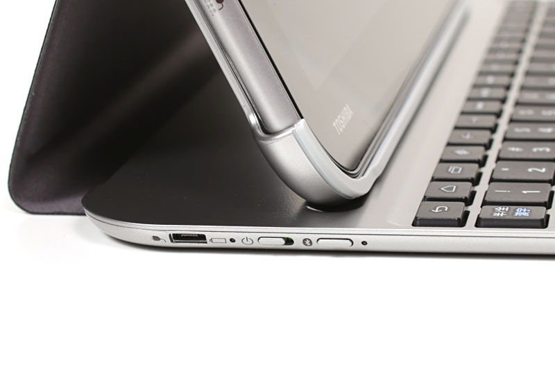 携帯時はAT703のハードカバーとして機能する。キーボード左上にMicro USBポート（充電用）、電源スイッチ、Bluetoothボタンがある