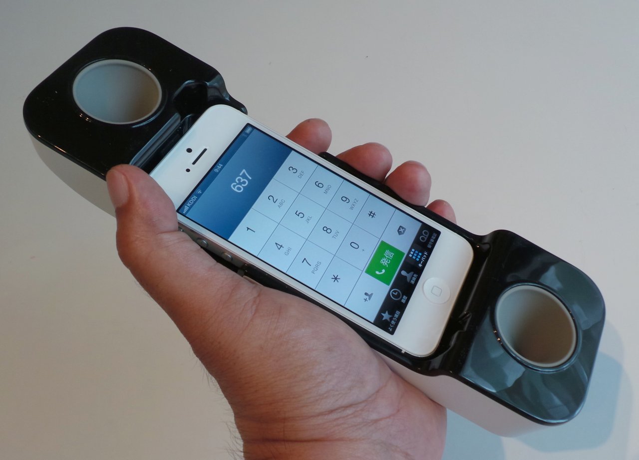 手に持った感覚も、耳に当てた雰囲気も、なかなか快適なハンドセットだ