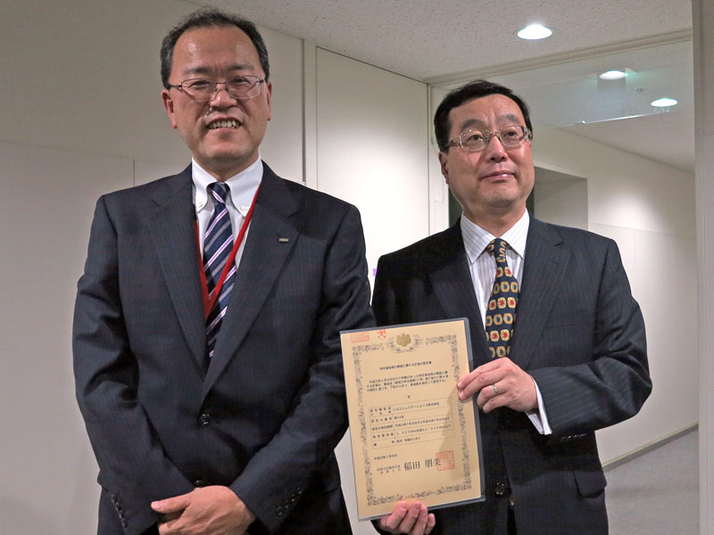 認定書を見せる野坂氏（右）と田中氏（左）