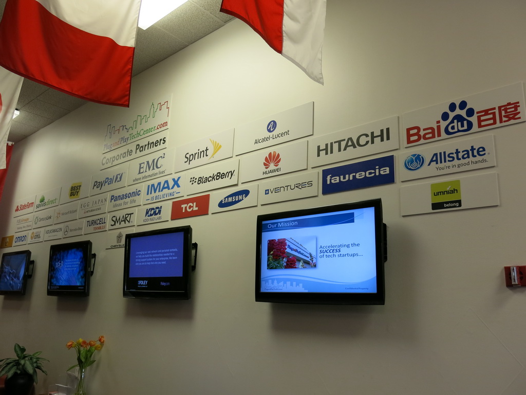 同センターのコーポレートパートナー。中央のディスプレイの真上にKDDIのロゴが見える