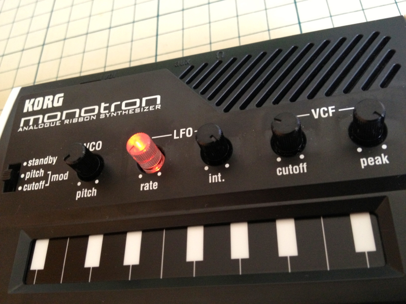 電源はモジュレーションモード選択を兼ねる。右上のスリットがスピーカー、音量小さめなので近所迷惑にはならない（笑）