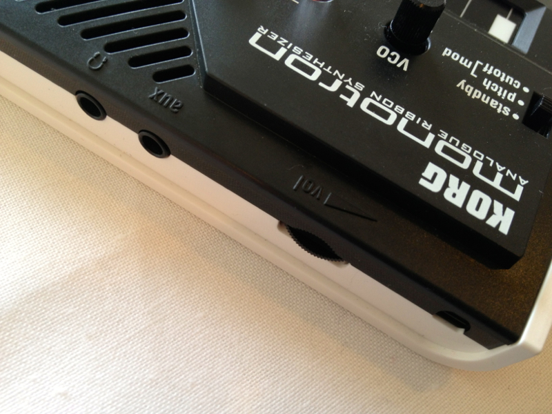 本文では割愛したが、外部入力端子もありmonotronの音声とミックスして出力できる。