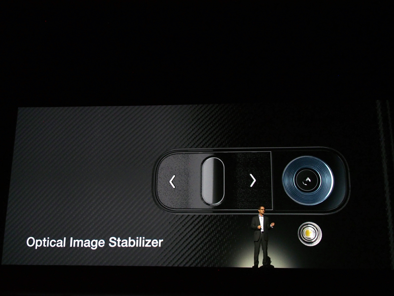 カメラは1300万画素で、光学式の手ぶれ補正機能が搭載されている。展示コーナーにはGALAXY S4やiPhone 5と思われる端末も並べられており、細かく振動する装置で手ぶれ補正の効果を確認できた