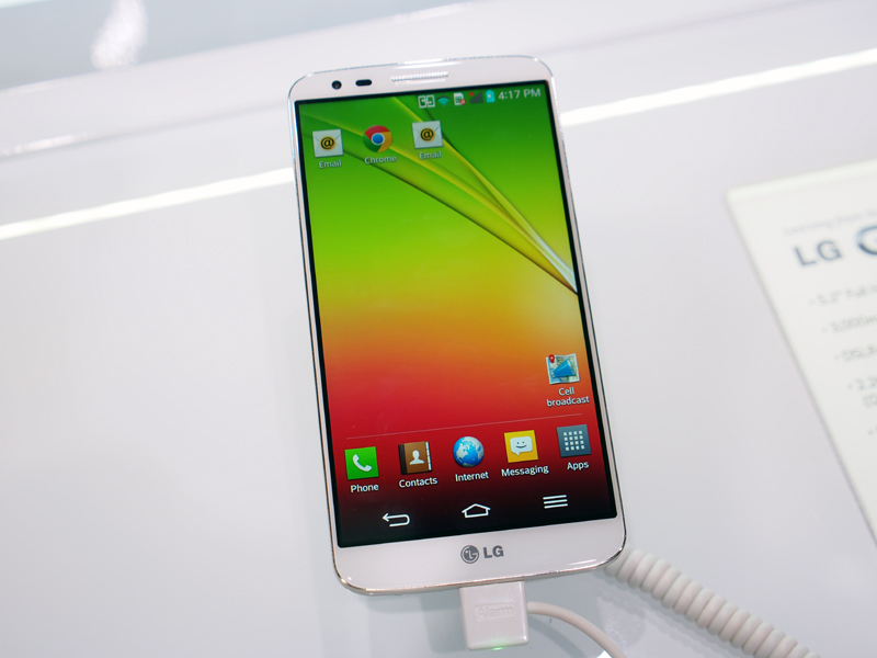 G2のホワイト。背面にキーがあり、左側面にSIMカードスロットを備える。スピーカーとイヤホンジャックは底面に搭載