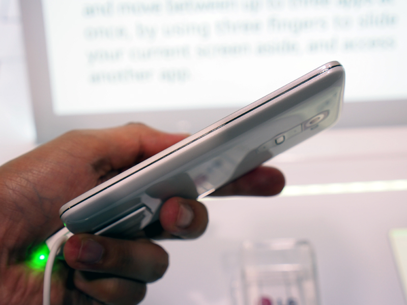 G2のホワイト。背面にキーがあり、左側面にSIMカードスロットを備える。スピーカーとイヤホンジャックは底面に搭載