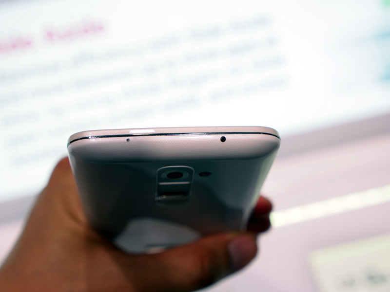 G2のホワイト。背面にキーがあり、左側面にSIMカードスロットを備える。スピーカーとイヤホンジャックは底面に搭載