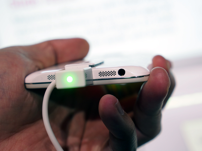 G2のホワイト。背面にキーがあり、左側面にSIMカードスロットを備える。スピーカーとイヤホンジャックは底面に搭載