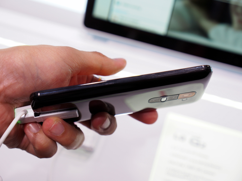 ブラックは光沢感がある仕上げだ