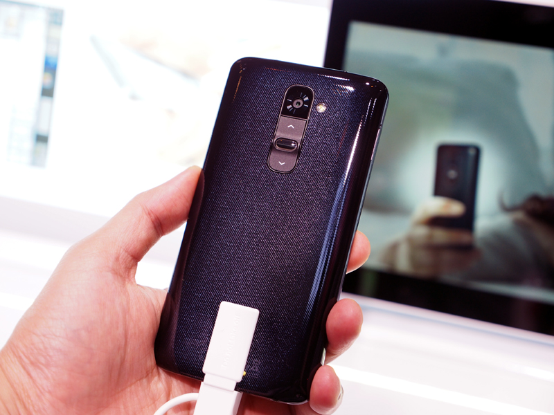 ブラックは光沢感がある仕上げだ