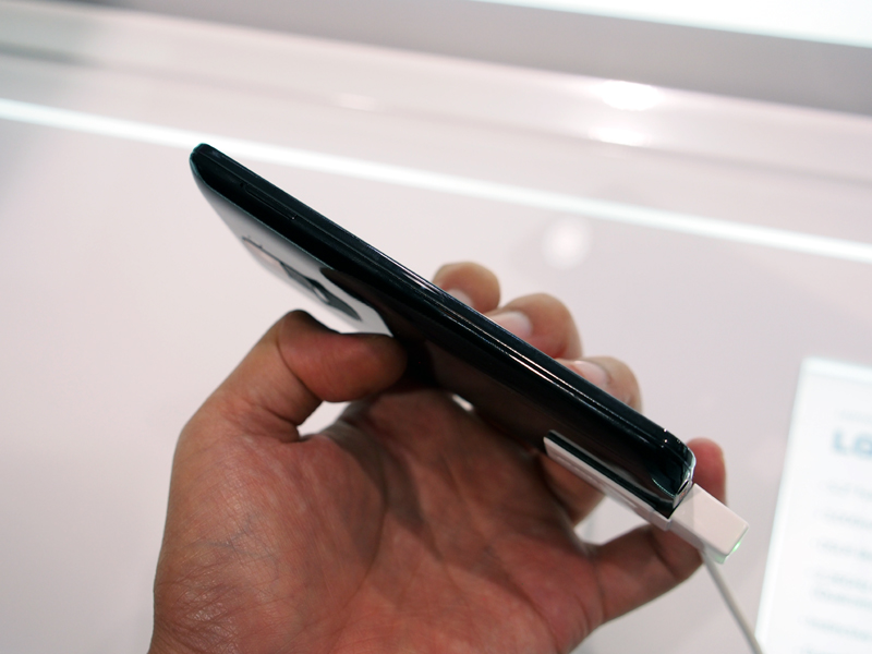 ブラックは光沢感がある仕上げだ