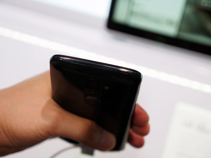 ブラックは光沢感がある仕上げだ