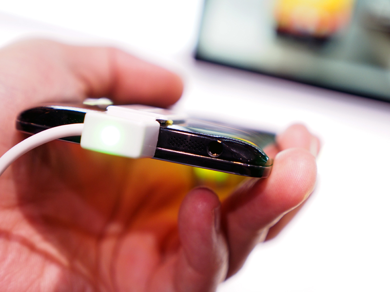 ブラックは光沢感がある仕上げだ