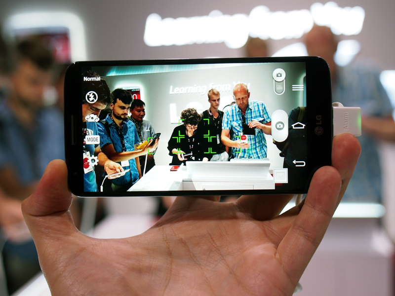 光学手ぶれ補正対応のカメラを搭載。背面キーを利用する設定も行える