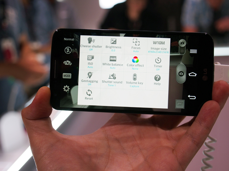光学手ぶれ補正対応のカメラを搭載。背面キーを利用する設定も行える