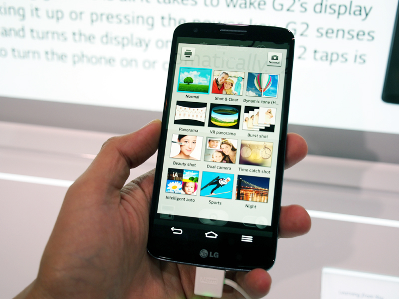 光学手ぶれ補正対応のカメラを搭載。背面キーを利用する設定も行える