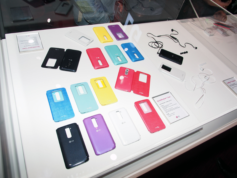 カラフルな「QuickWindows Case」。フリップカバーの小窓で、情報をチェックできる