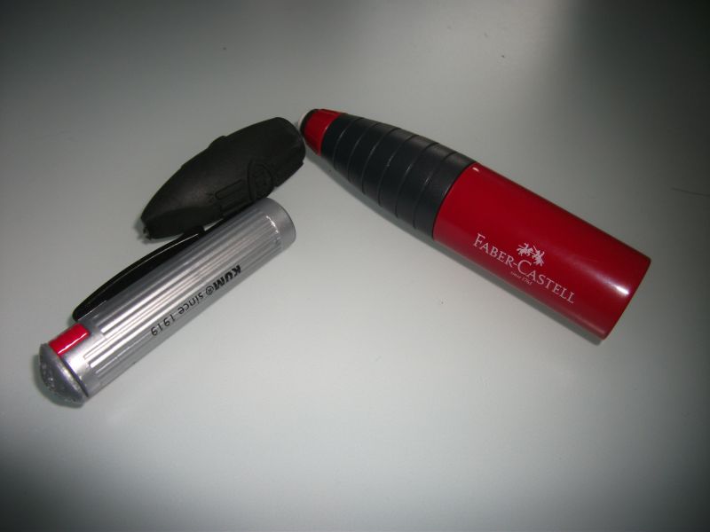 左が「KUM」製の「KB24」。右が「faber castell」製の「sharpener eracer pen」。いずれもコンパクト