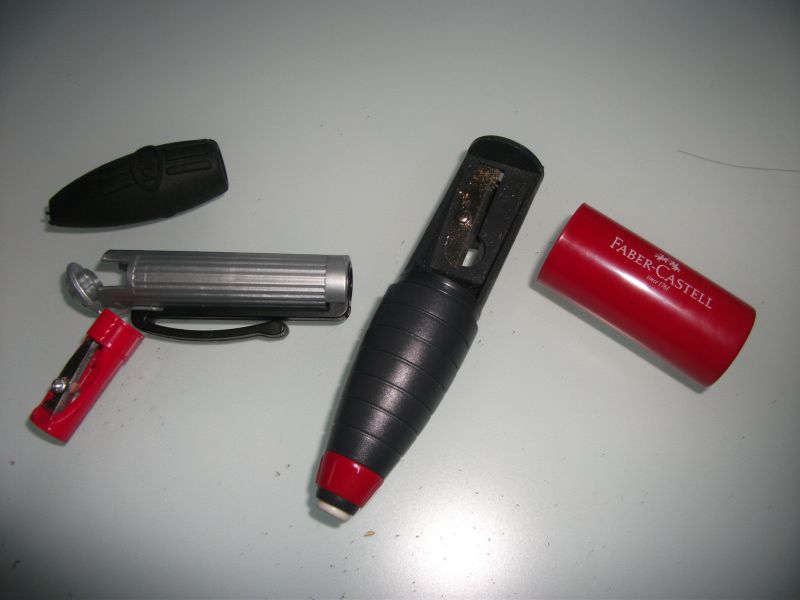 鉛筆削り部を取り出してけずりかすを捨てる