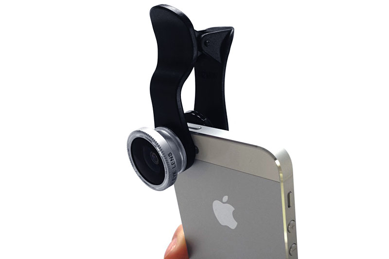 こんな感じで、スマートフォンなどをクリップで挟んで装着して使うのだ。クリップの開口部は深め広めなので、かなり厚めの端末にも装着できる。