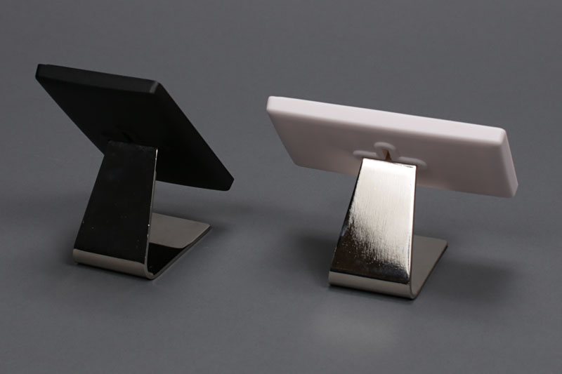 エレコムの「シリコンスタンド MPA-P10DS001シリーズ」。端末を載せる部分が吸着性のシリコンパッドになっていて、端末をくっつける感覚で保持できる。パッド部が汚れて吸着力が落ちたら、水拭きすれば吸着力が回復する。パッドは縦置き横置き両対応。簡単に分解できる