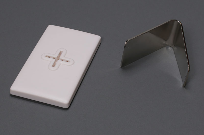 エレコムの「シリコンスタンド MPA-P10DS001シリーズ」。端末を載せる部分が吸着性のシリコンパッドになっていて、端末をくっつける感覚で保持できる。パッド部が汚れて吸着力が落ちたら、水拭きすれば吸着力が回復する。パッドは縦置き横置き両対応。簡単に分解できる