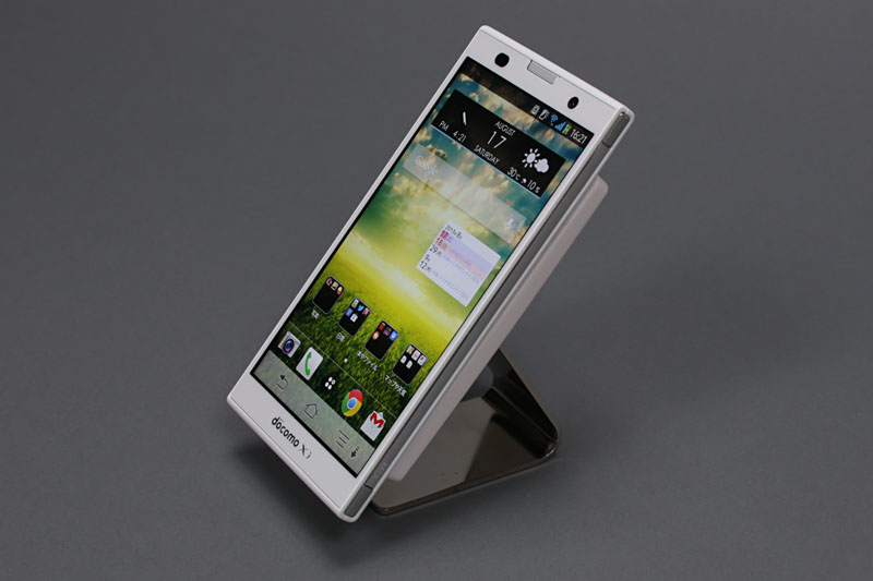 「Arrows NX F-06E」をセットした様子。本来はスマートフォン用スタンドなので、ちょうどいい感じですな。安定感も良好