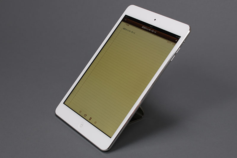 「iPad mini」をセットした様子。端末の端が机面に接するように載せれば、縦置きでも横置きでもわりと安定して載せられる。そうしなくても載せられるが、その場合はやや不安定になる