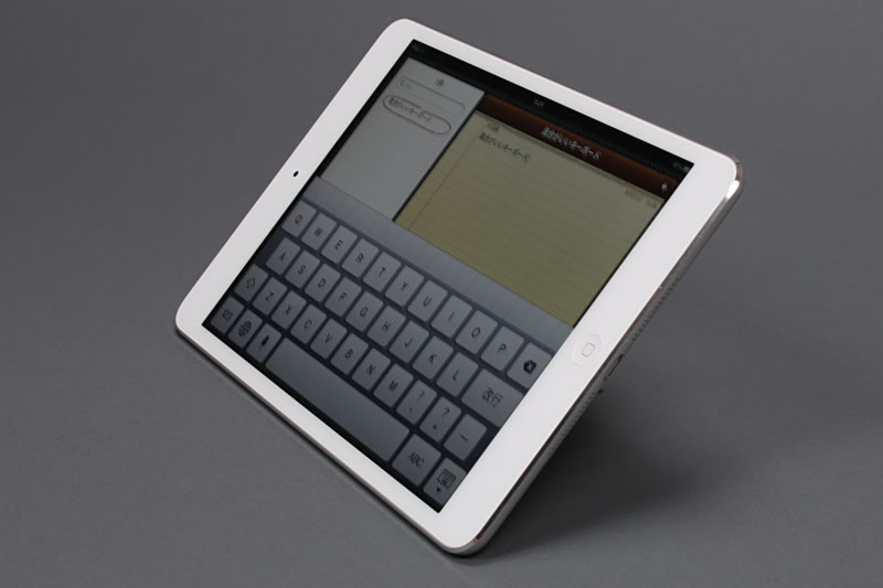 「iPad mini」をセットした様子。端末の端が机面に接するように載せれば、縦置きでも横置きでもわりと安定して載せられる。そうしなくても載せられるが、その場合はやや不安定になる