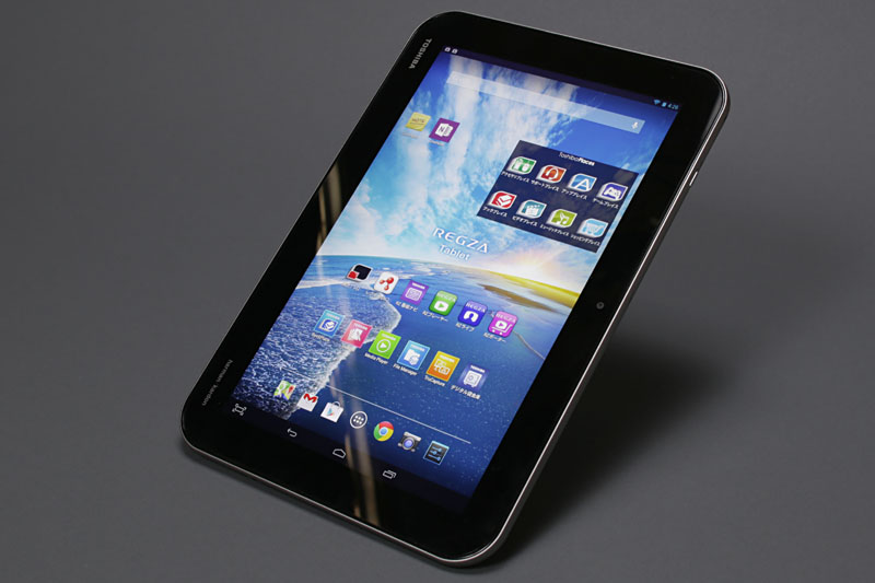 「REGZA Tablet AT703」をセットした様子。端末の端が机面に接していないと不安定で実用的ではない感じ。縦向きでも載せられるが、載せ方によりスタンドとともに倒れてしまうことも。当然ではあるが、10インチクラスタブレットには不向きなスタンドかも