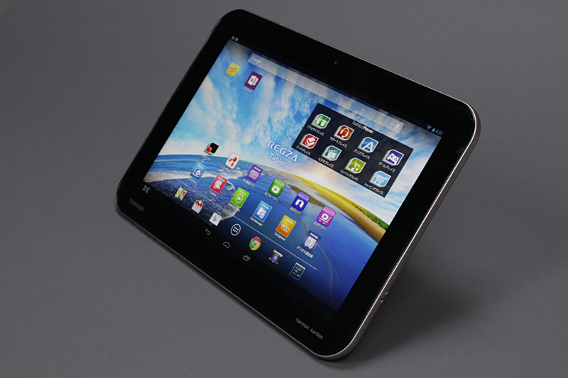 「REGZA Tablet AT703」をセットした様子。端末の端が机面に接していないと不安定で実用的ではない感じ。縦向きでも載せられるが、載せ方によりスタンドとともに倒れてしまうことも。当然ではあるが、10インチクラスタブレットには不向きなスタンドかも