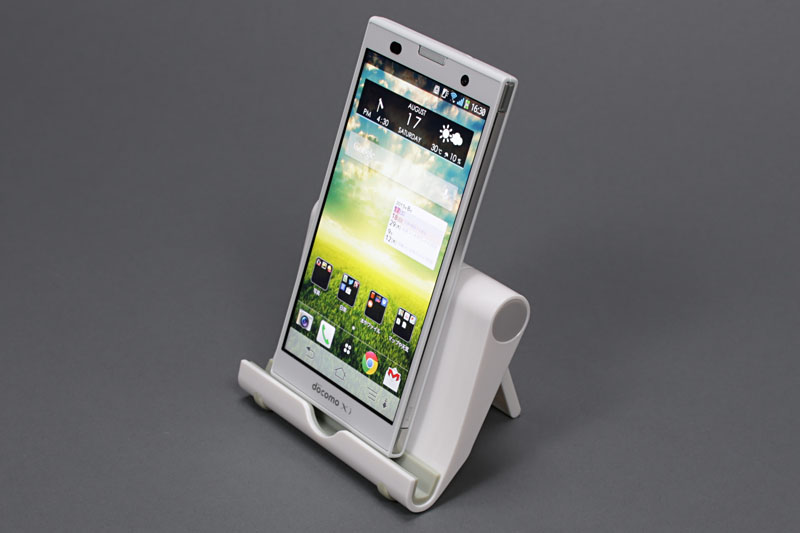 「Arrows NX F-06E」をセットした様子。スマホには少々大きいが、フツーにスタンドとして使える