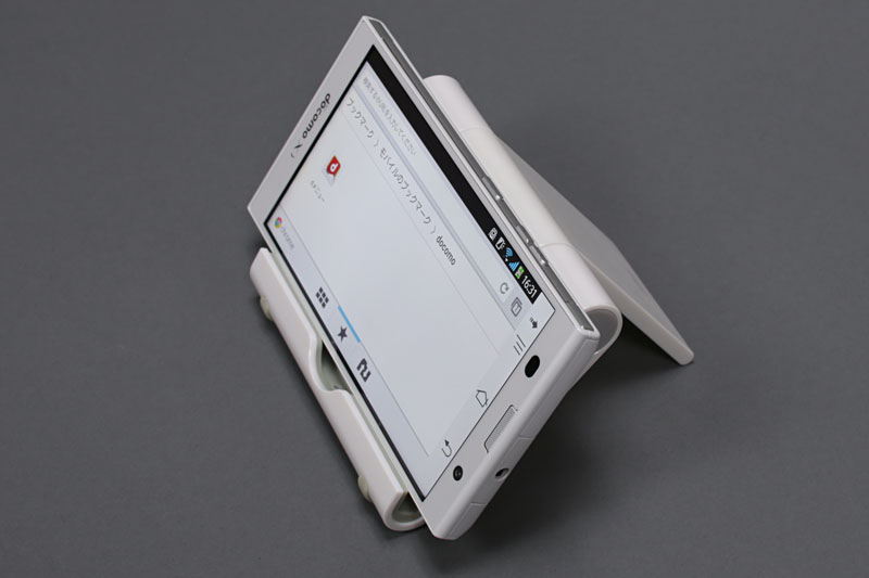 「Arrows NX F-06E」をセットした様子。スマホには少々大きいが、フツーにスタンドとして使える