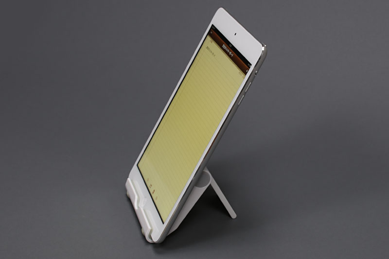 「iPad mini」をセットした様子。ちょうどいいサイズ感。安定性も高い。端末を横置きにして角度を緩やかにすると、ソフトウェアキーボードでの入力を行いやすくなる